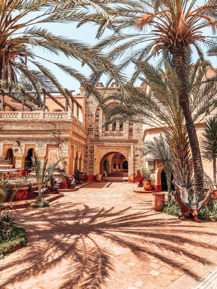 Palais marocain entouré de palmiers