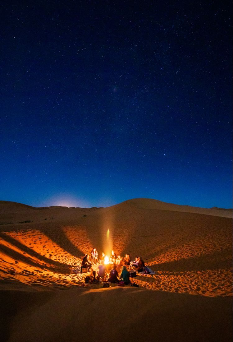 Soirée autour du feu sous les étoiles dans le désert
