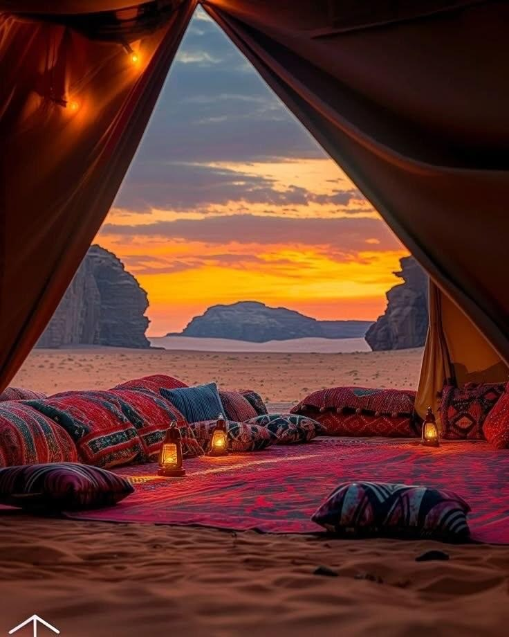 Tente berbère au coucher du soleil dans le désert