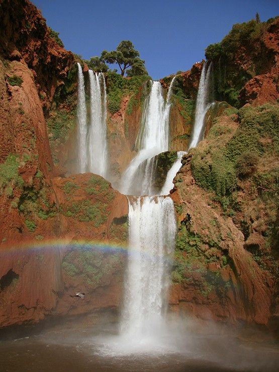 Cascade marocaine avec arc-en-ciel