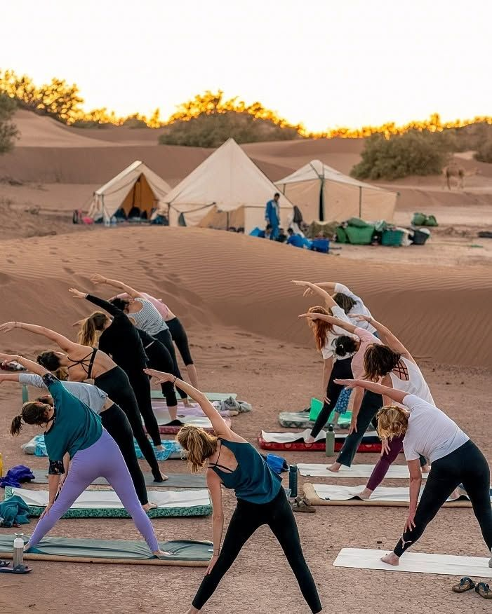 Séance de yoga près d’un camp dans le désert